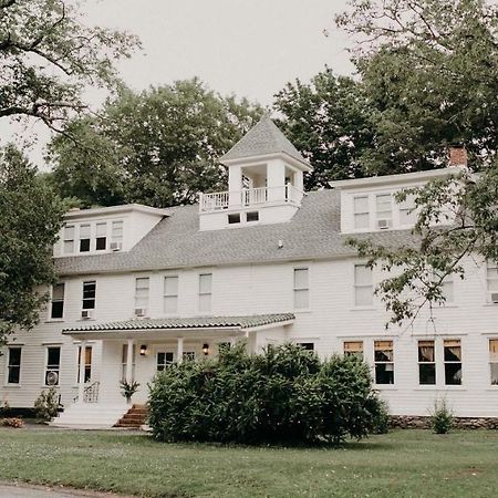 Отель Foxfire Mountain House Mount Pleasant Экстерьер фото